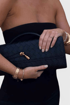 Clutch Melanie con Elegante Detalle de Nudo Dorado