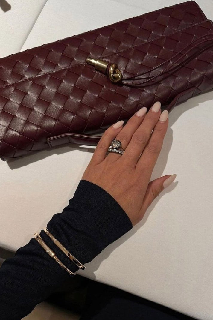 Clutch Melanie con Elegante Detalle de Nudo Dorado