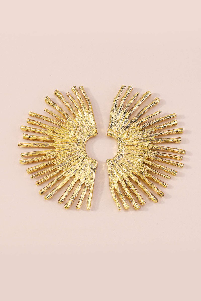 Pendientes de metal con diseño de borde ondulado