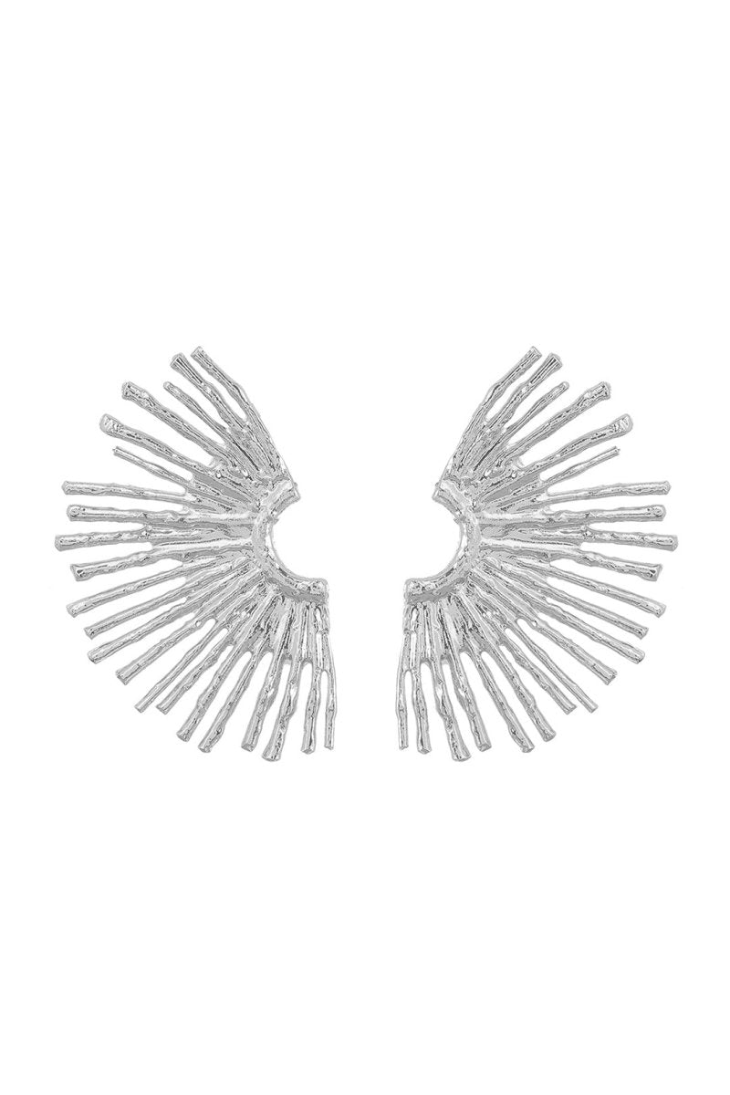 Pendientes de metal con diseño de borde ondulado